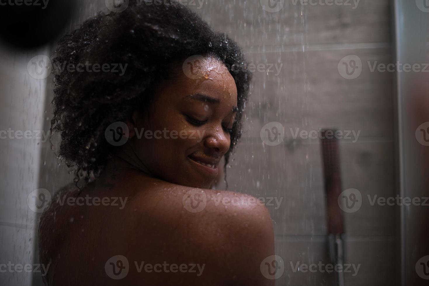 Afro-Amerikaanse vrouw onder de douche foto