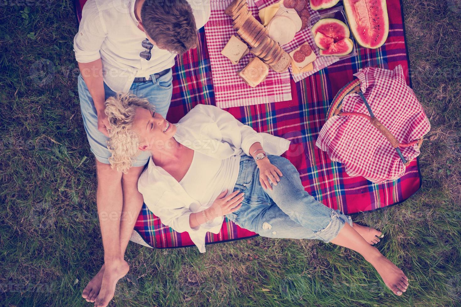 bovenaanzicht van paar genieten van picknicktijd foto