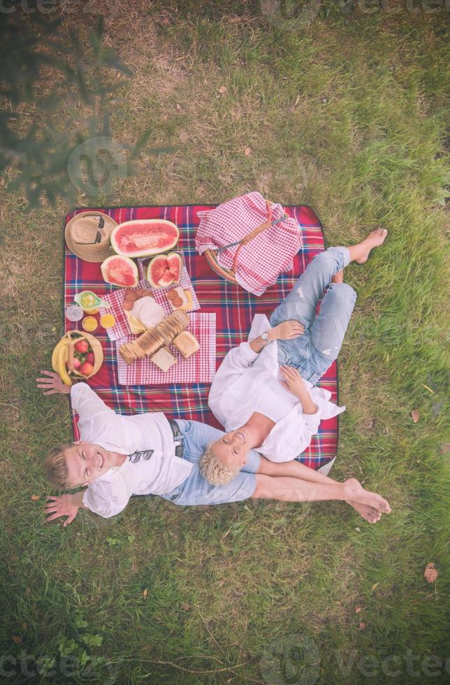 bovenaanzicht van paar genieten van picknicktijd foto