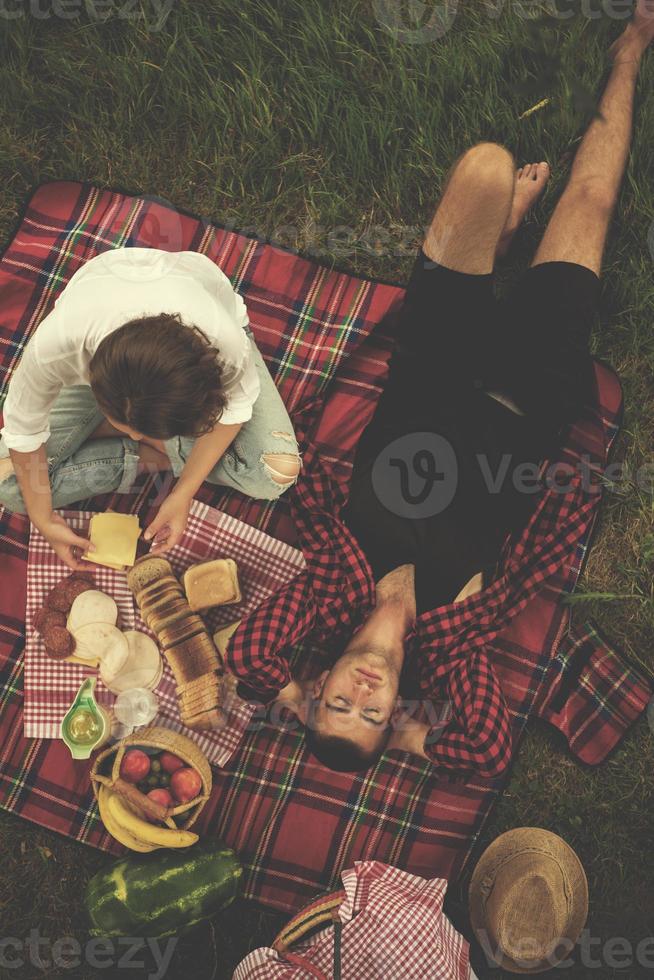 bovenaanzicht van paar genieten van picknicktijd foto