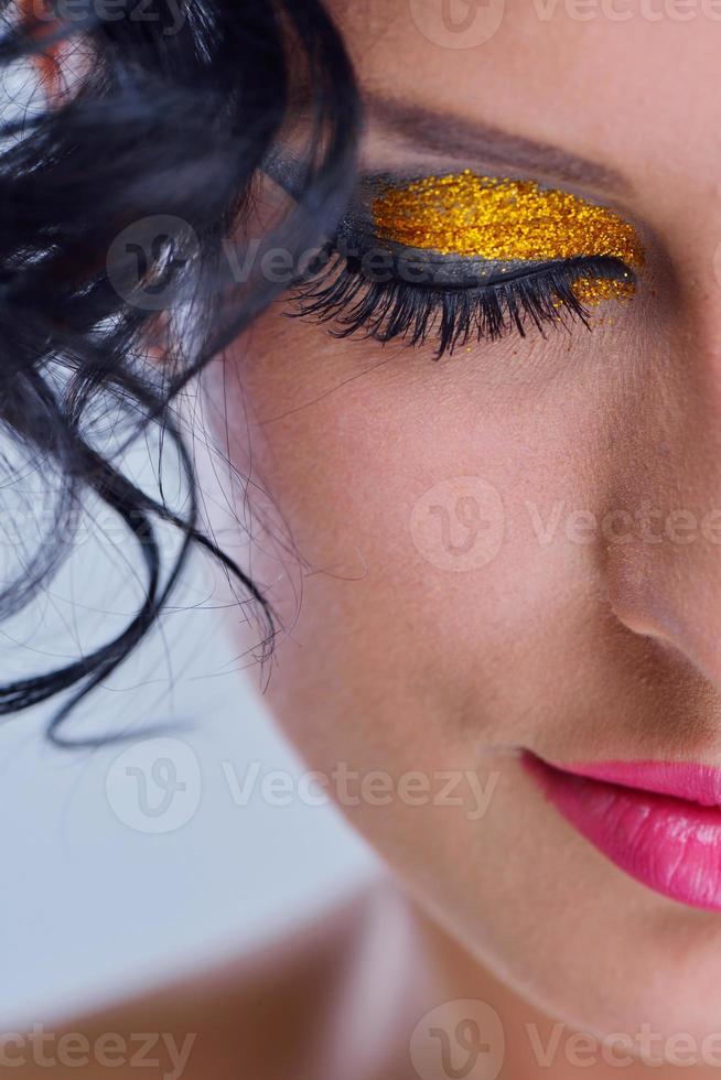 mooie vrouw met luxe make-up foto