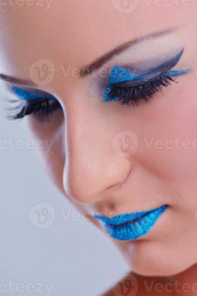 mooie vrouw met luxe make-up foto