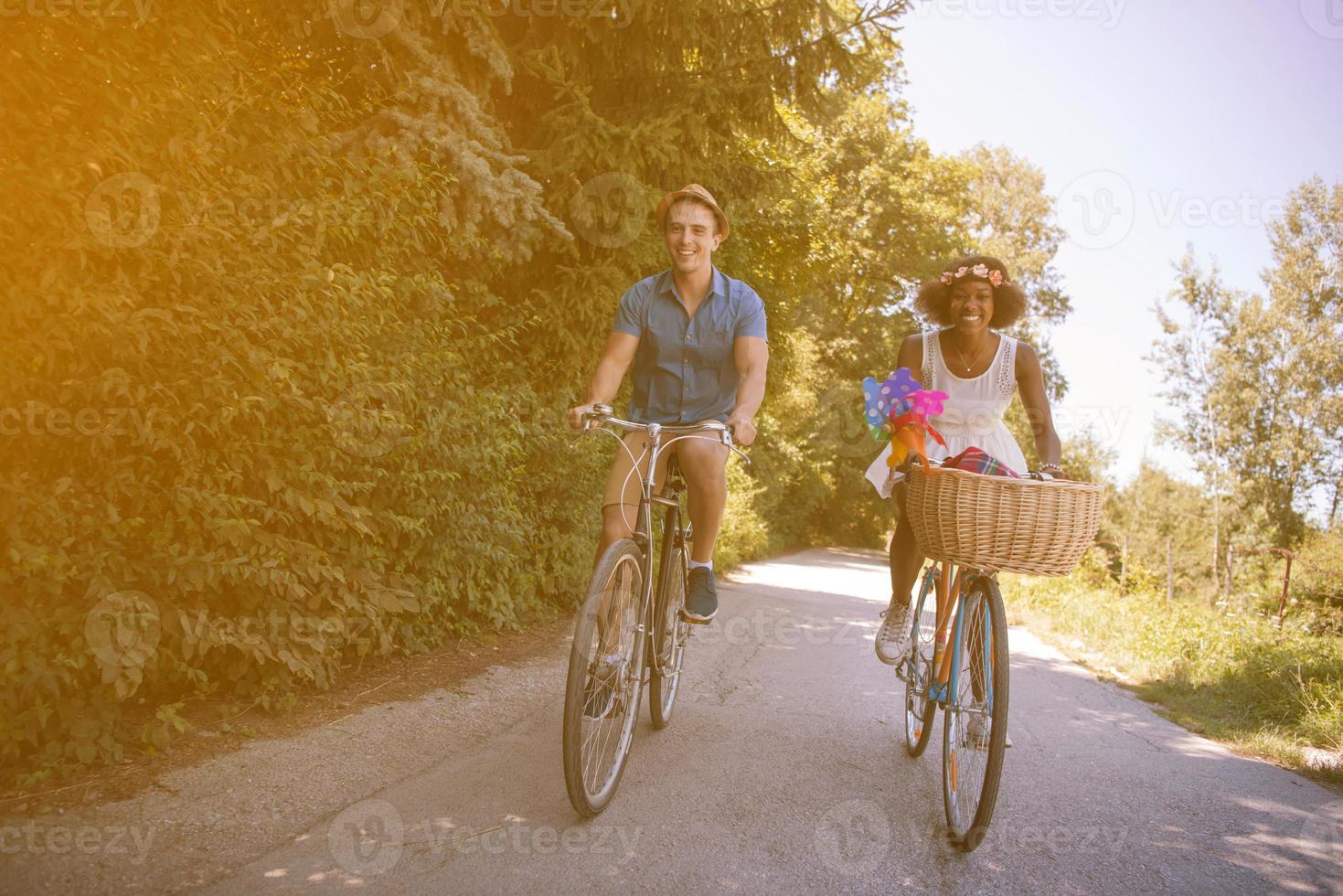 jong multi-etnisch koppel met een fietstocht in de natuur foto