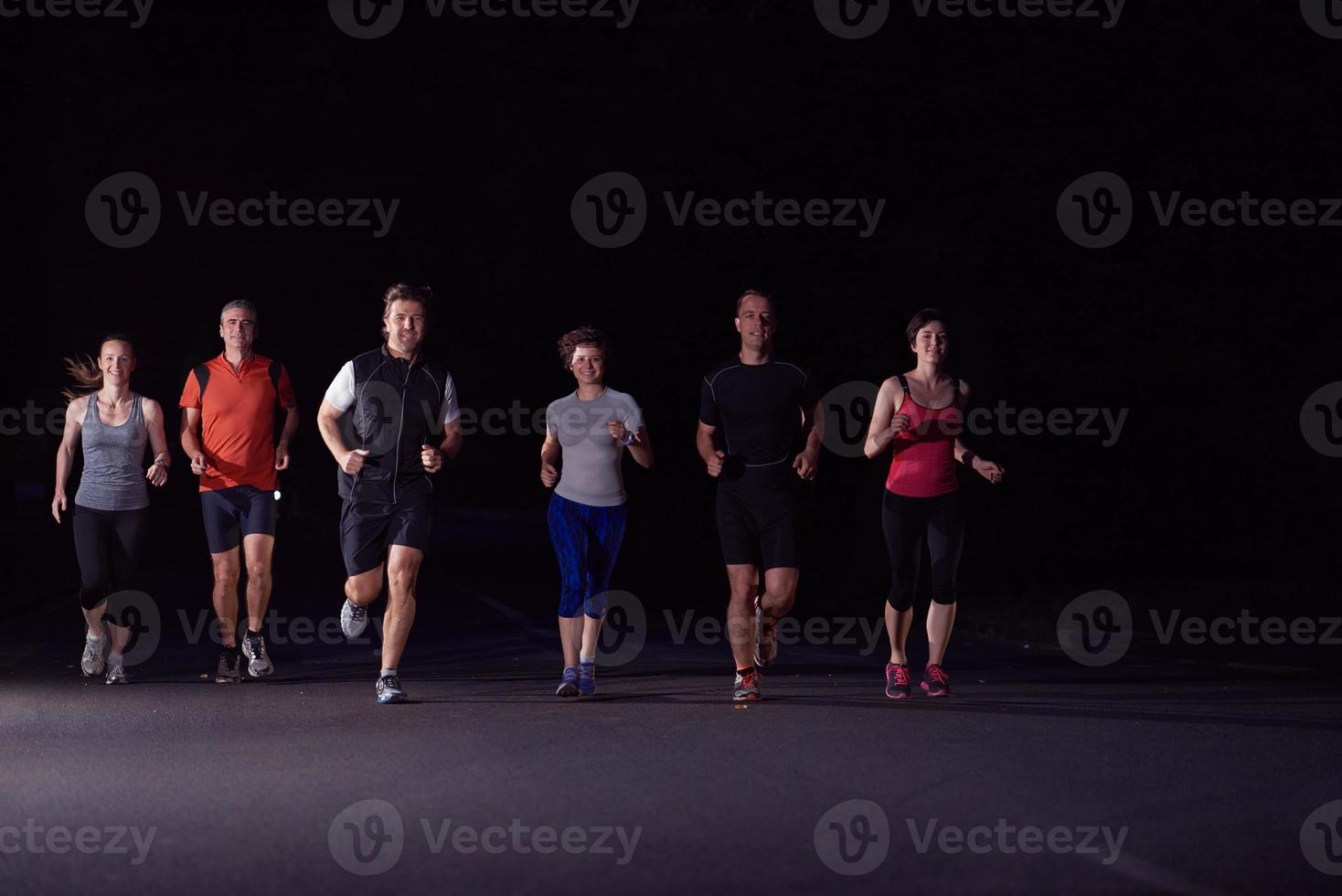 mensen groep jogging Bij nacht foto