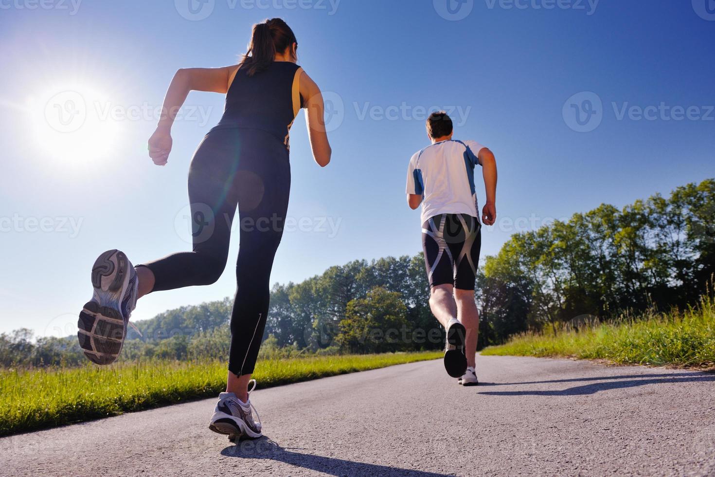 jong stel joggen foto