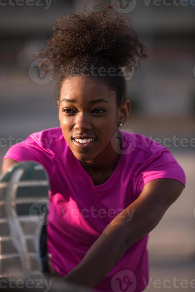 Afrikaanse Amerikaans vrouw aan het doen opwarming omhoog en uitrekken foto