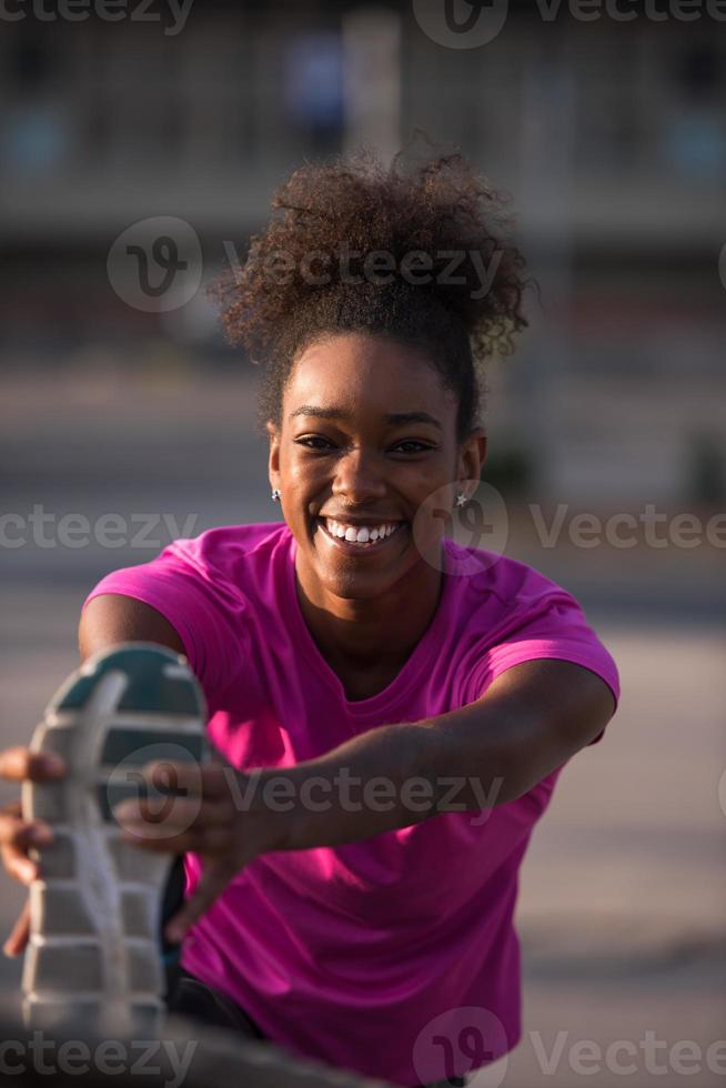 Afrikaanse Amerikaans vrouw aan het doen opwarming omhoog en uitrekken foto