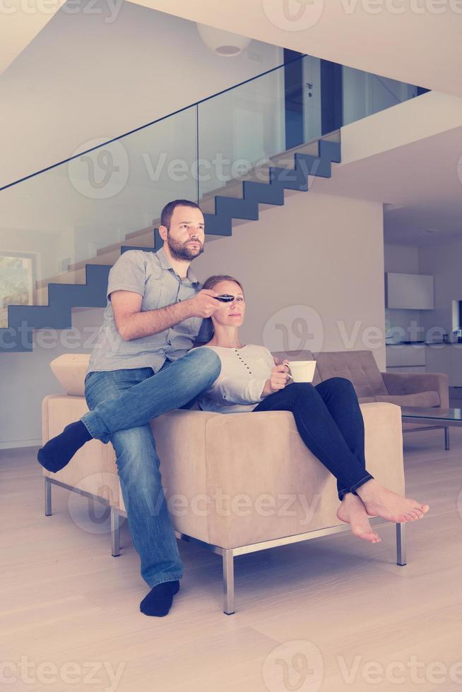 romantisch paar Aan de sofa aan het kijken televisie foto