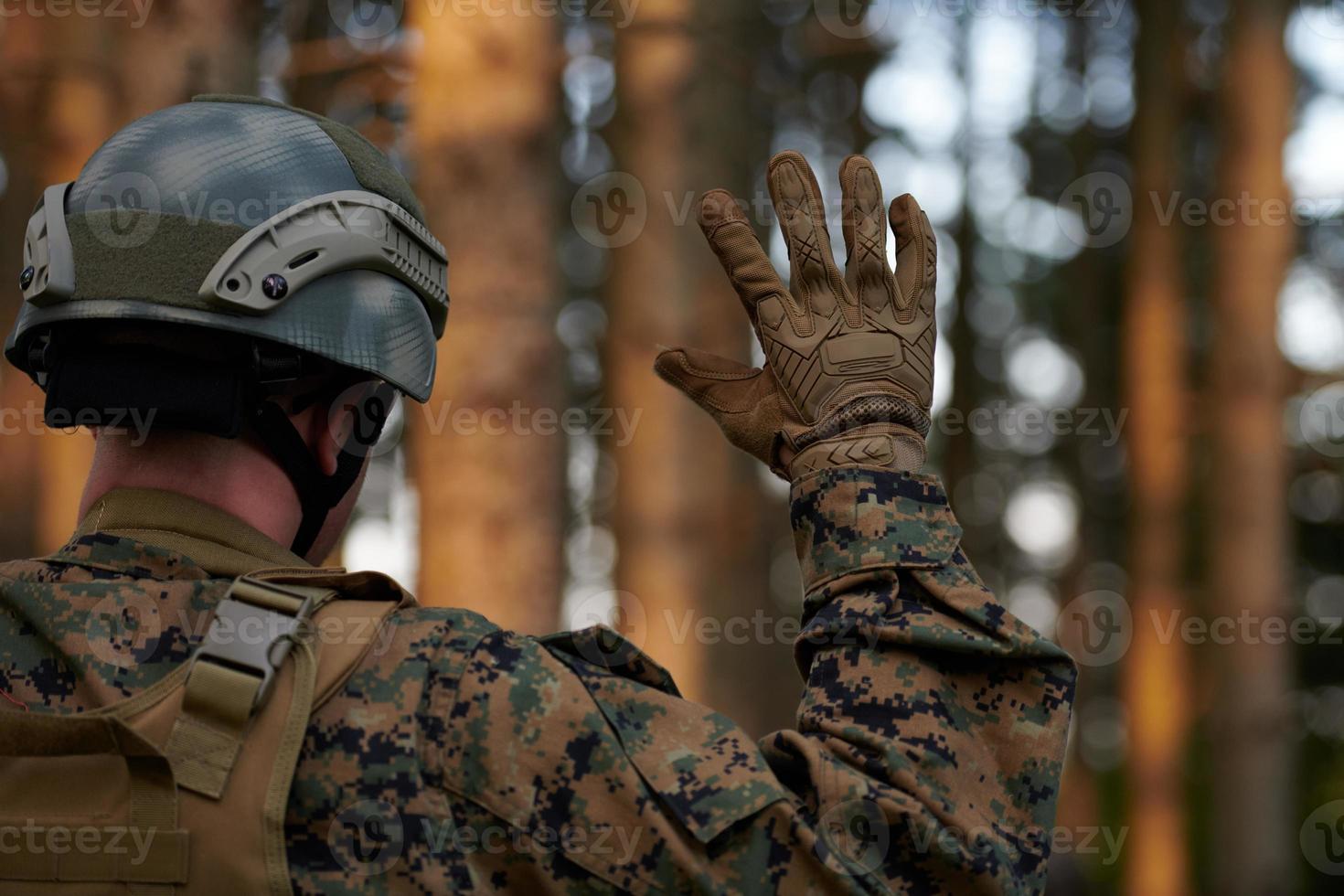 officier is tonen tactisch hand- signalen foto