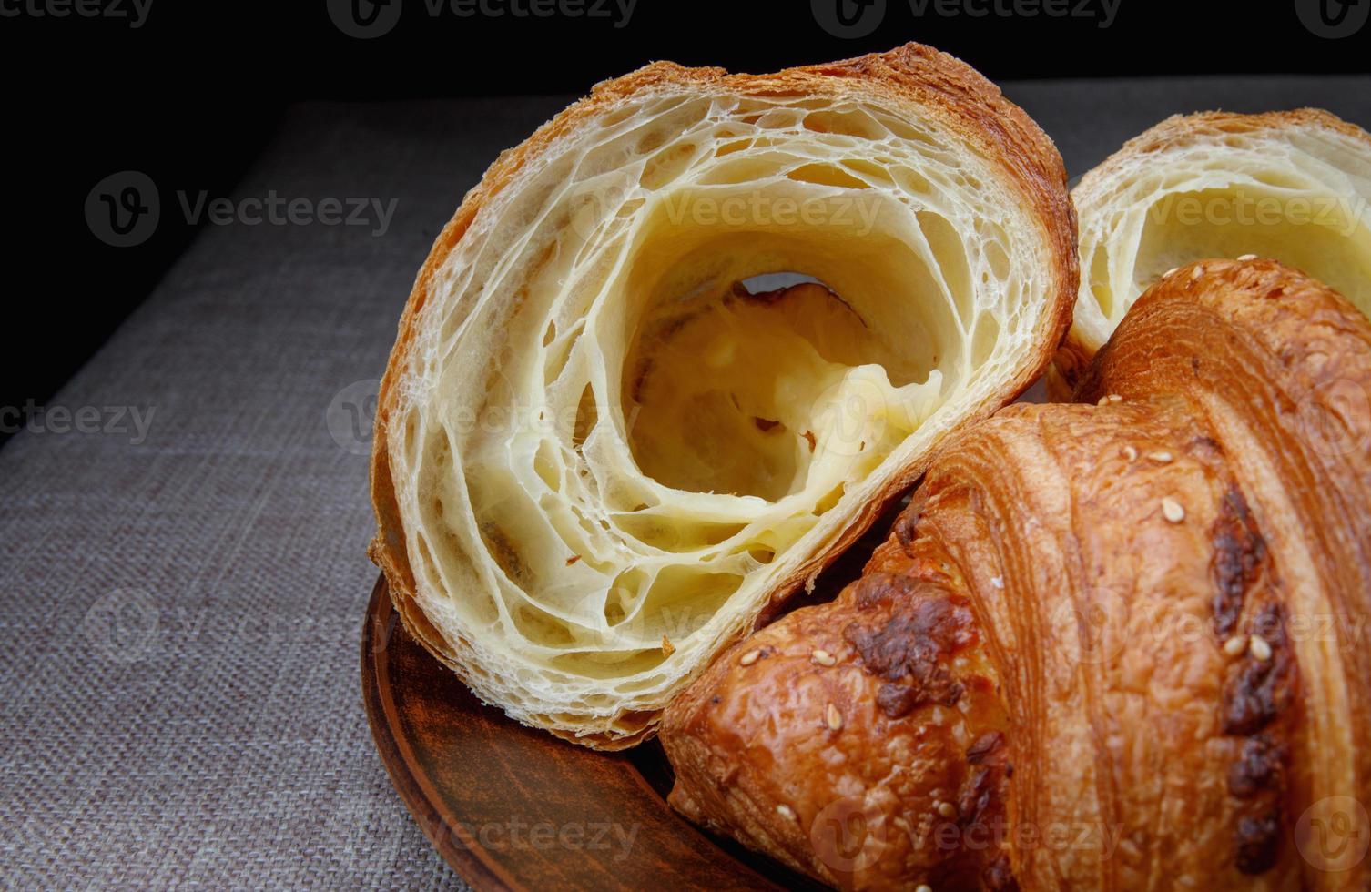 croissants Aan een keramisch gerecht. vers gebakjes. foto