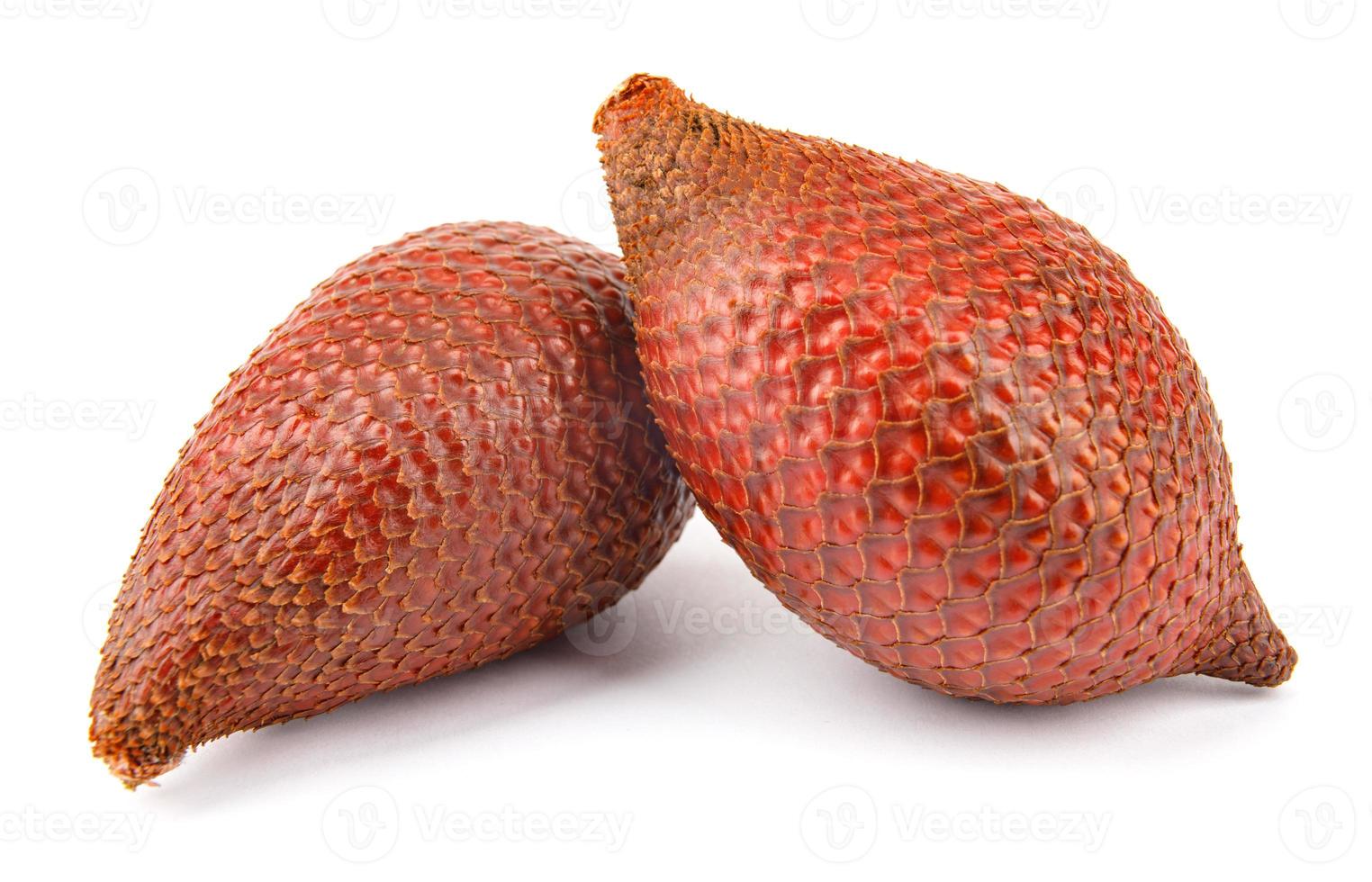 verse slang fruit is geïsoleerd op een witte background.red salacca. salak fruit. salacca zalacca, slangenfruit. foto
