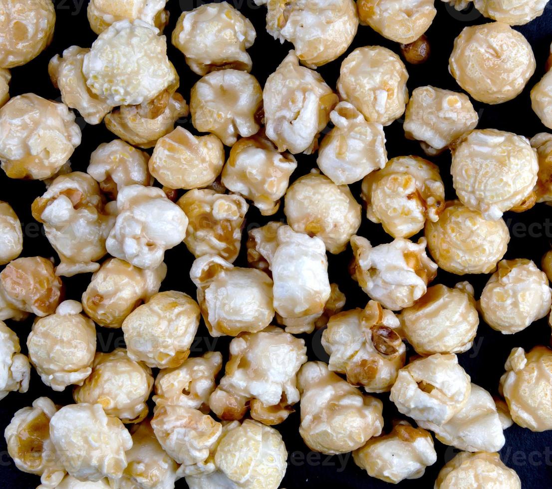 popcorn achtergrond. popcorn oppervlak. popcorn in karamel glazuur. foto