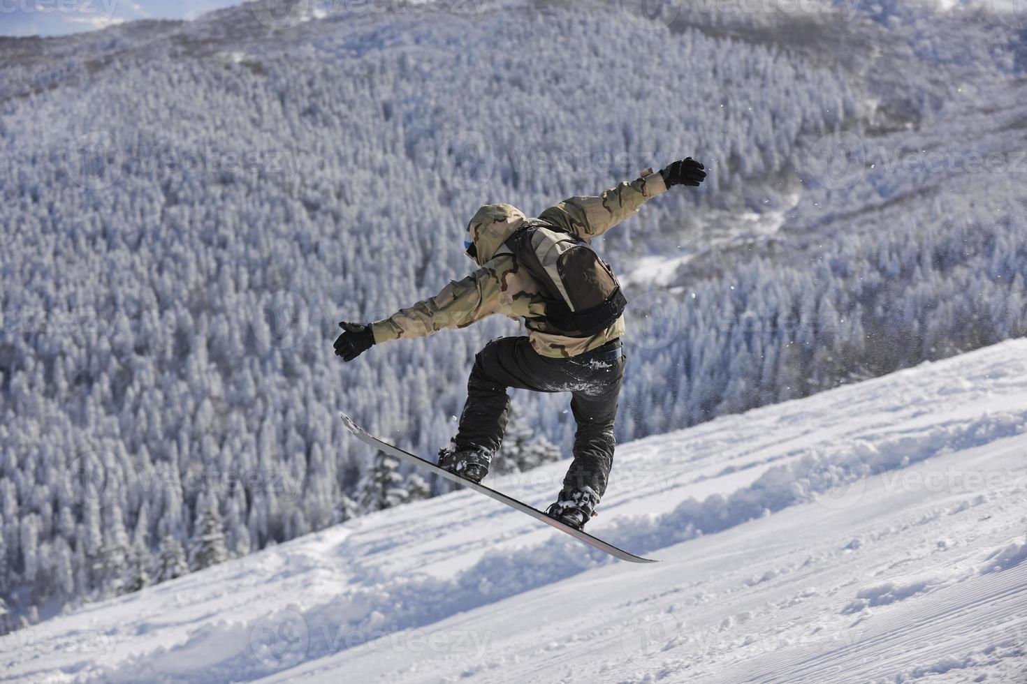 freestyle snowboarder springen en rijden foto