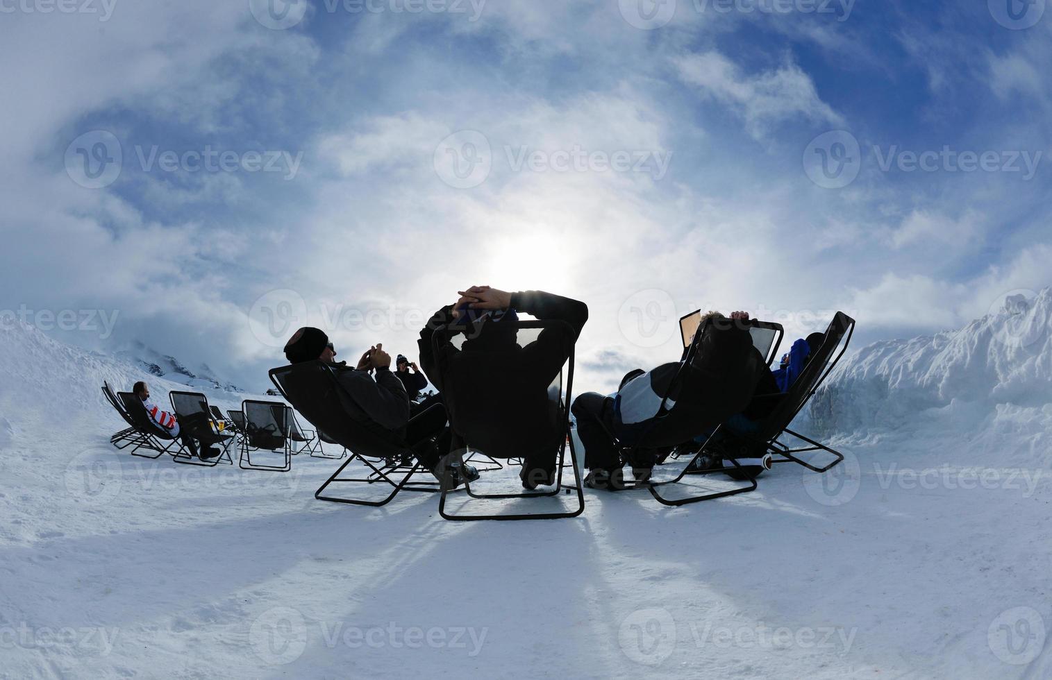 mensen groep Aan sneeuw Bij winter seizoen foto