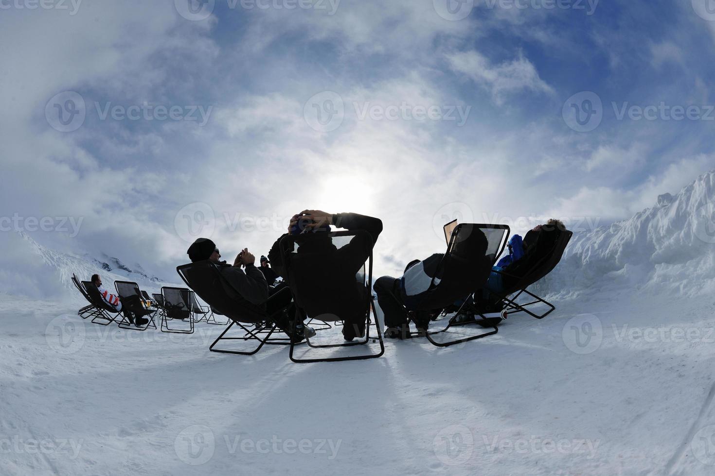 mensen groep Aan sneeuw Bij winter seizoen foto