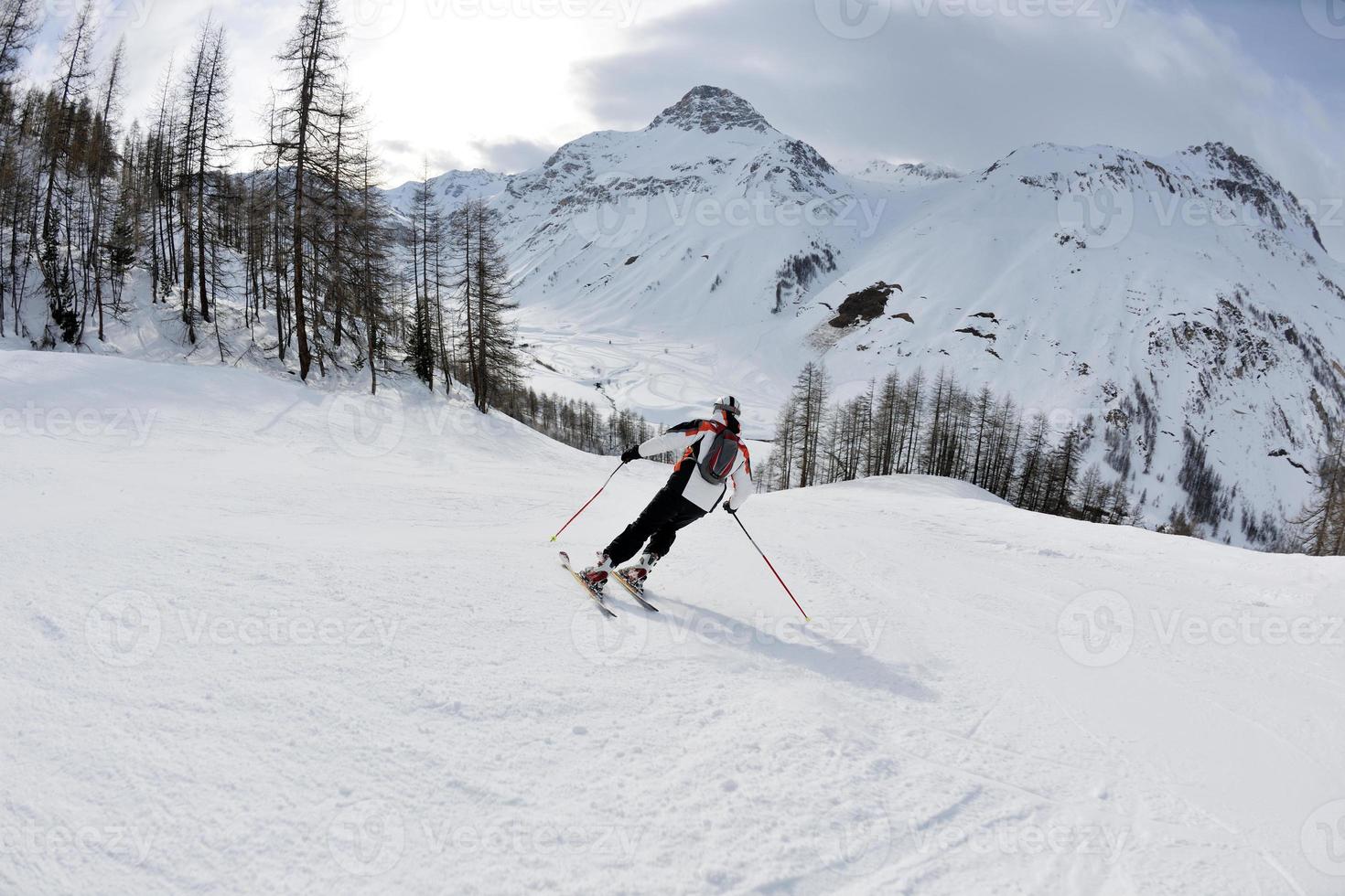 skiën op verse sneeuw in het winterseizoen op een mooie zonnige dag foto