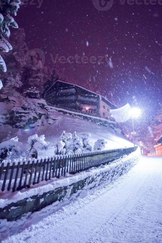 besneeuwd straten van de alpine berg dorp foto