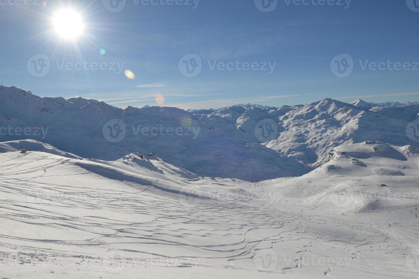 panoramisch uitzicht op de winterbergen foto