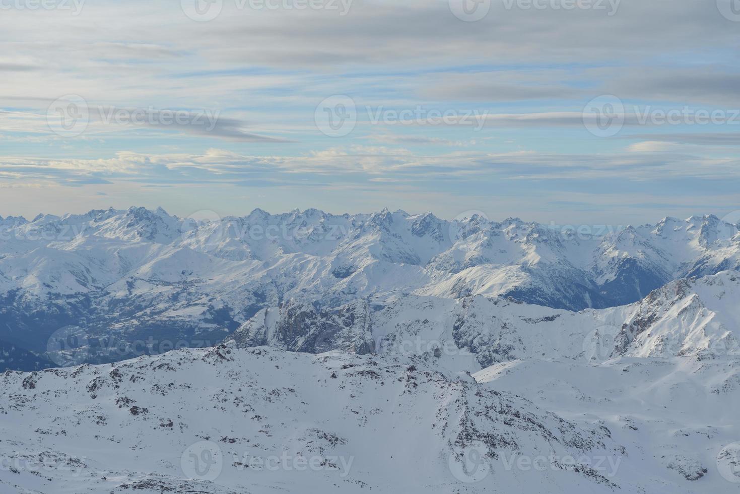 panoramisch uitzicht op de winterbergen foto