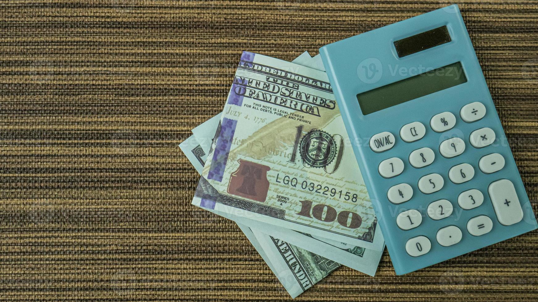 de bankbiljet en rekenmachine Aan hout tafel voor bedrijf inhoud. foto