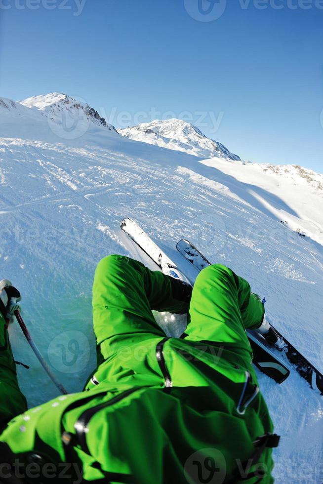 skiën op verse sneeuw in het winterseizoen op een mooie zonnige dag foto