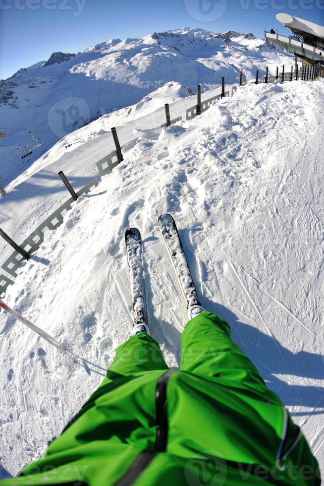 skiën op verse sneeuw in het winterseizoen op een mooie zonnige dag foto