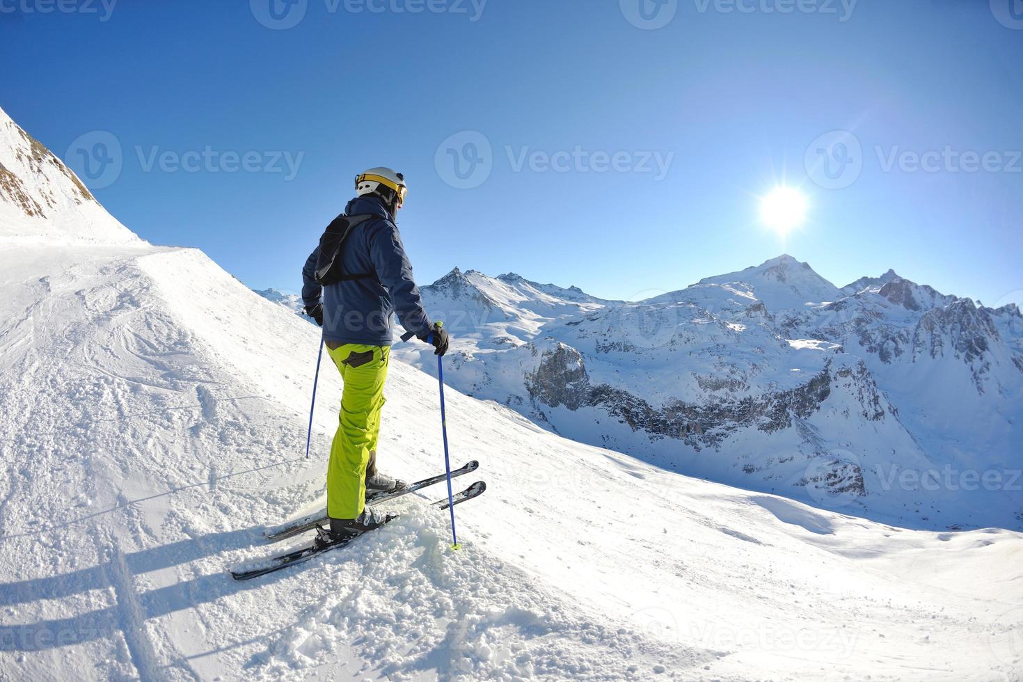 skiën op verse sneeuw in het winterseizoen op een mooie zonnige dag foto