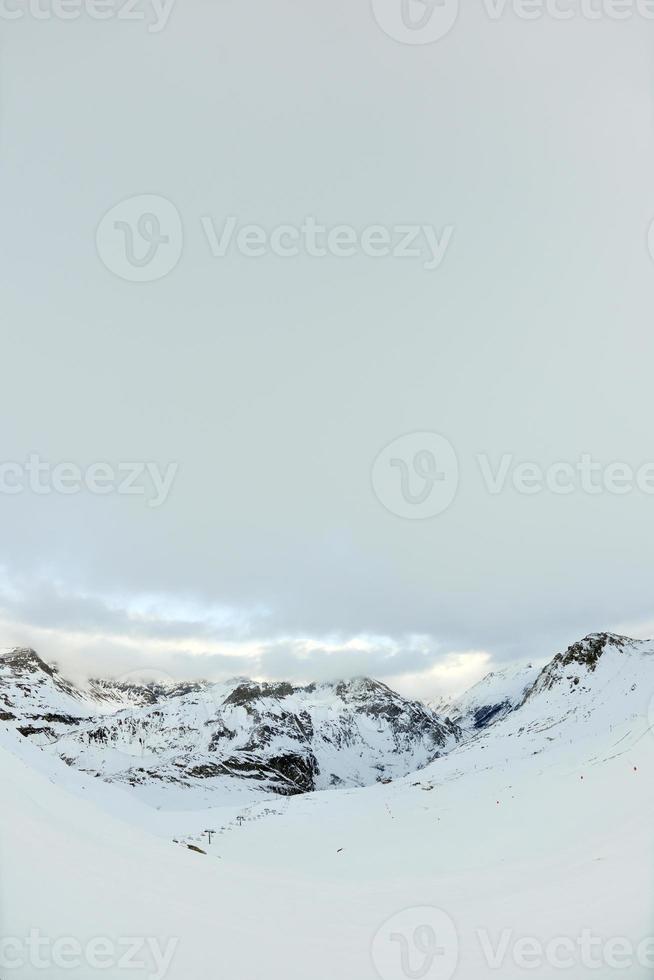 hoge bergen onder de sneeuw in de winter foto