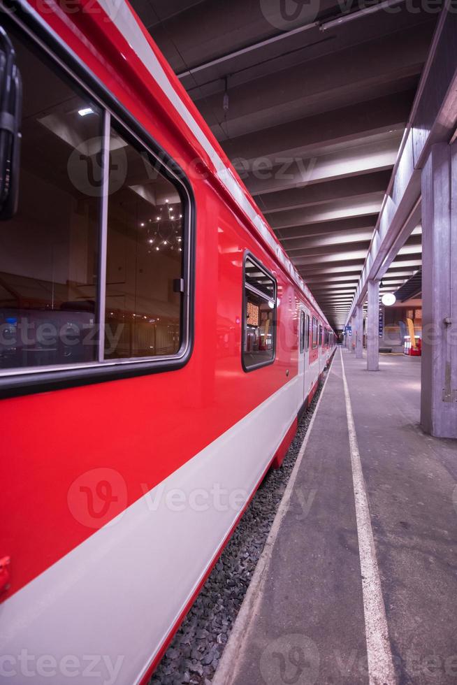 leeg interieur van metro station foto