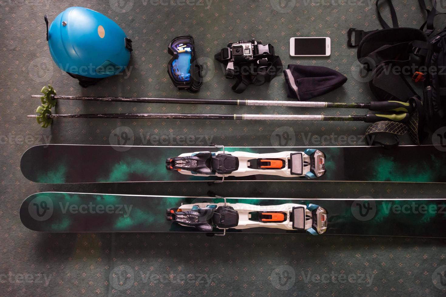 bovenaanzicht van ski-accessoires foto