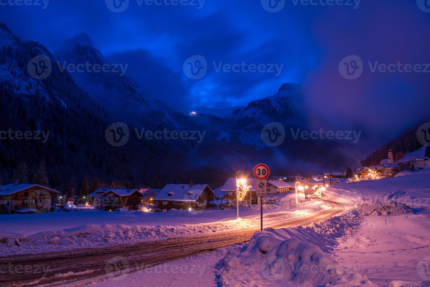 berg dorp in Alpen Bij nacht foto