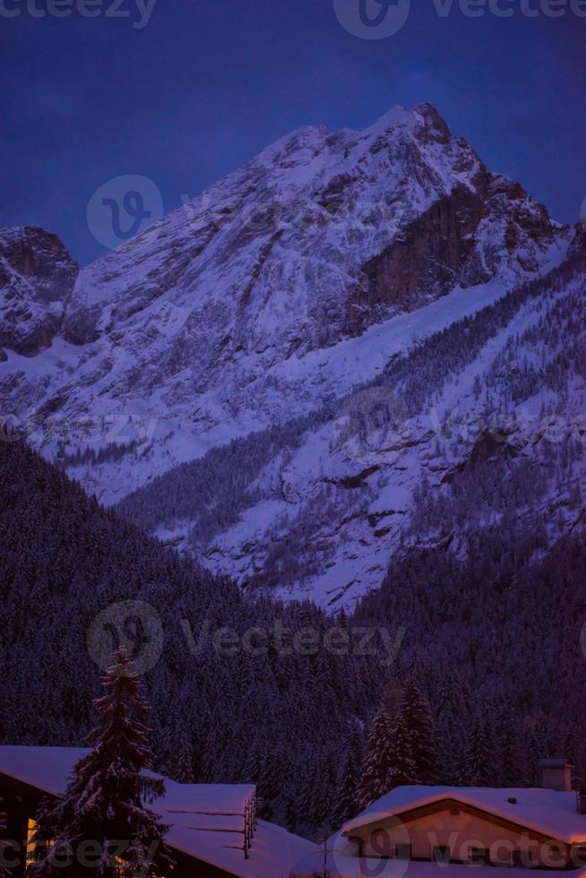 berg dorp in Alpen Bij nacht foto