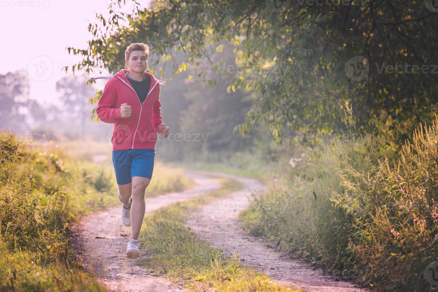 man joggen langs een landweg foto