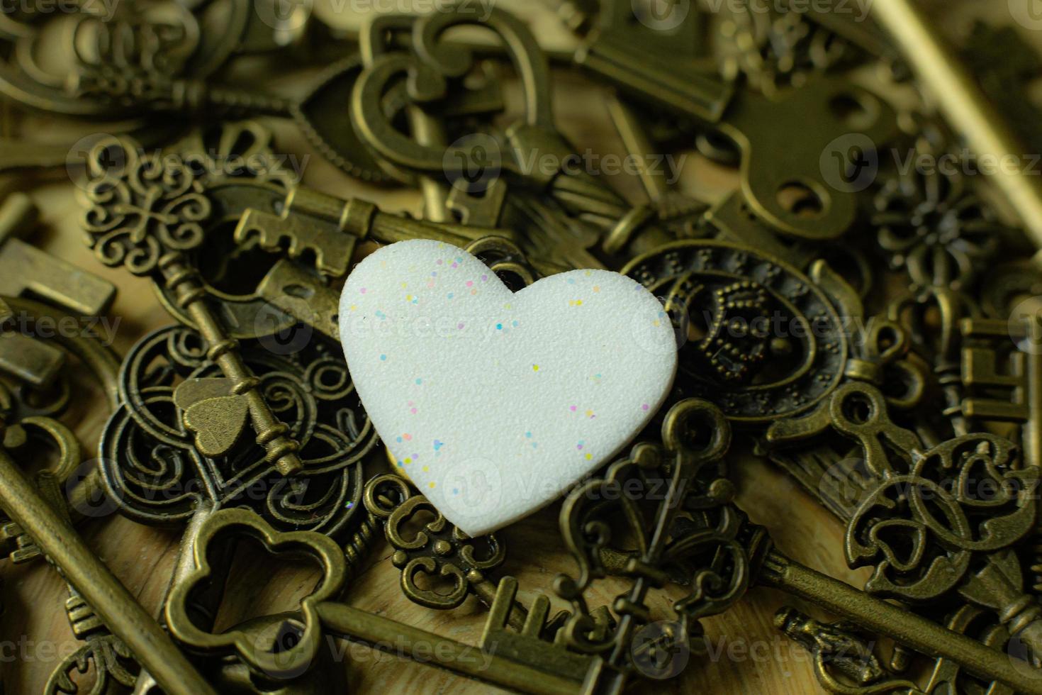 wit hart en gouden sleutel voor Valentijnsdag inhoud. foto