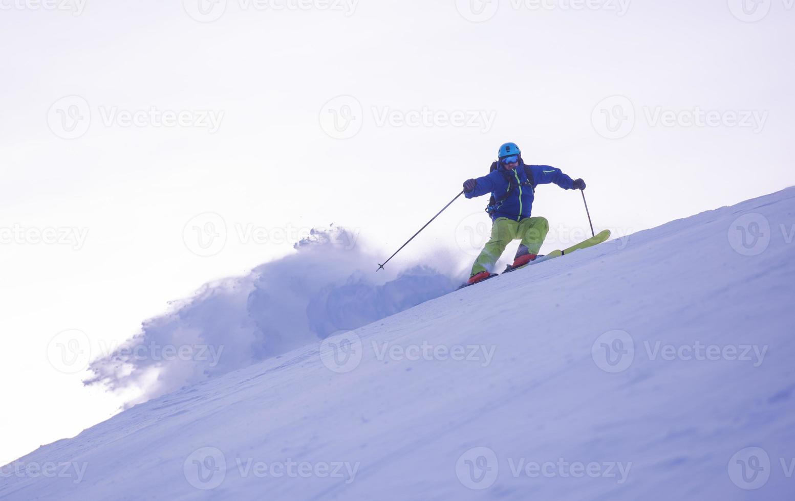 skiër die plezier heeft tijdens het bergaf rennen foto
