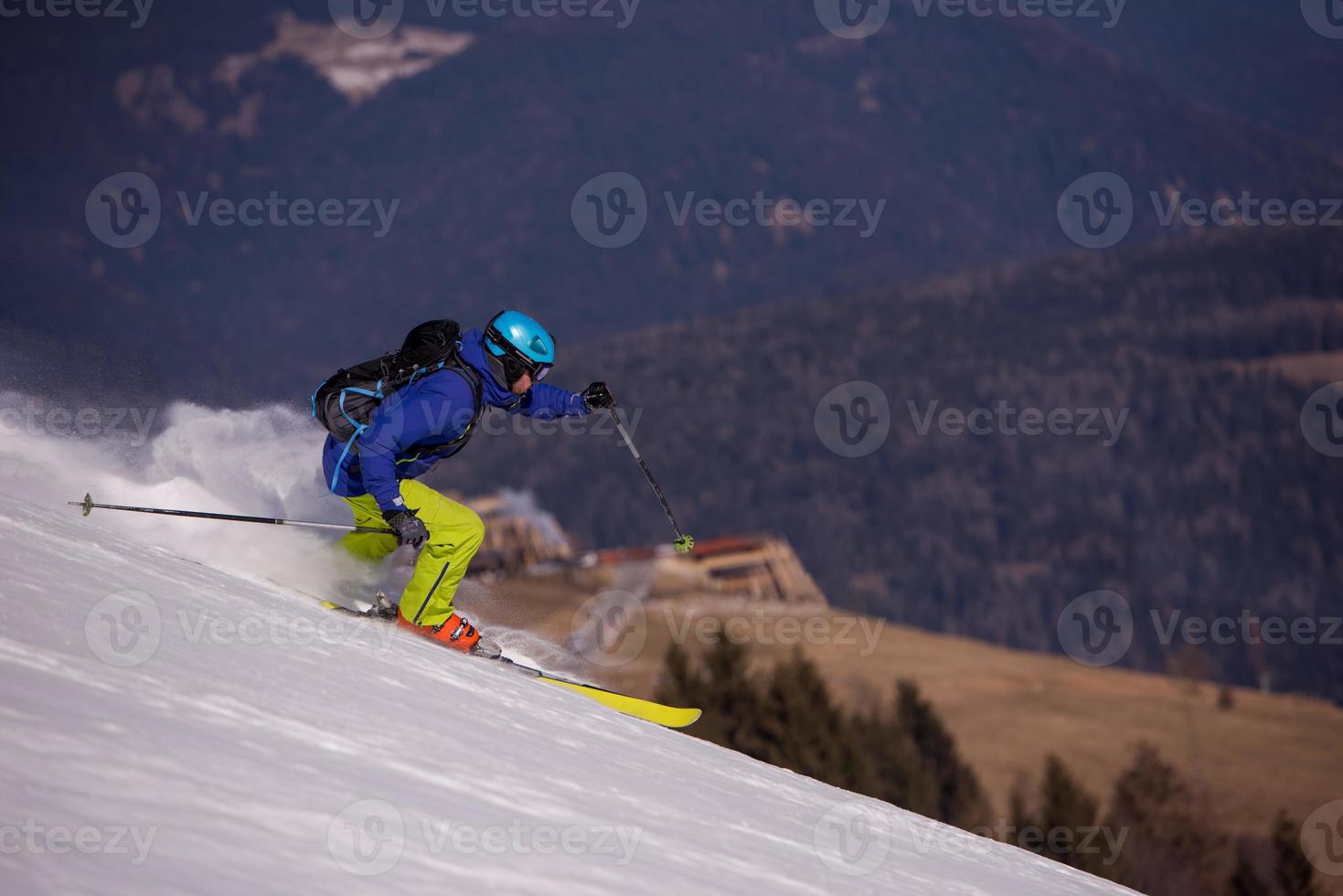 skiër die plezier heeft tijdens het bergaf rennen foto