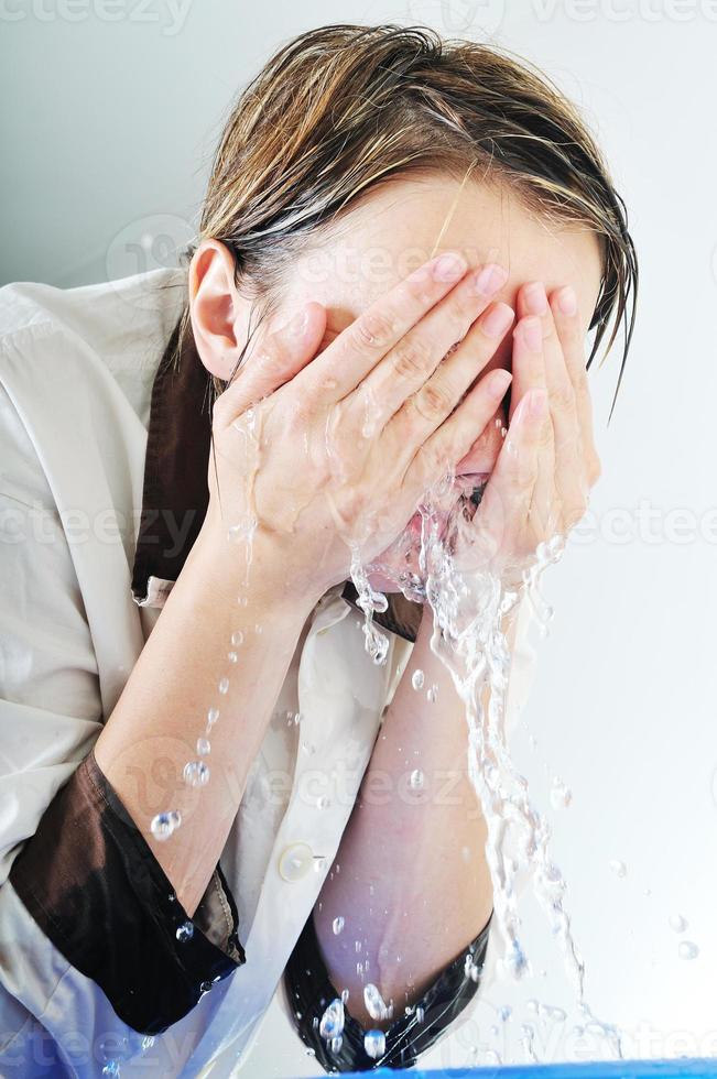 gezicht wassen vrouw foto