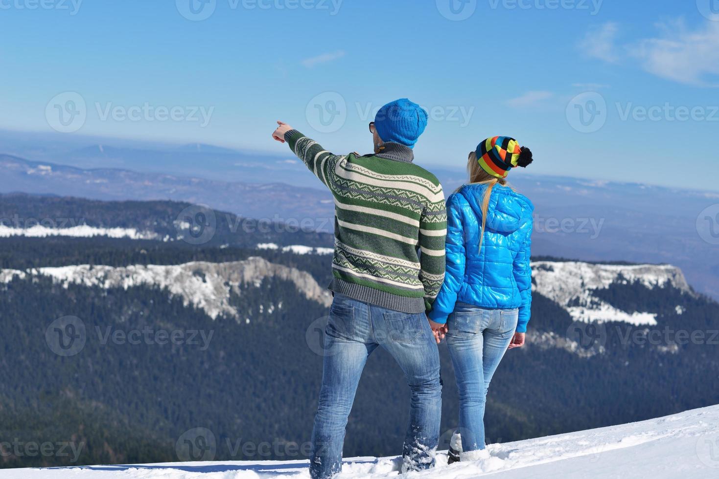 jong koppel in wintersneeuw scène foto