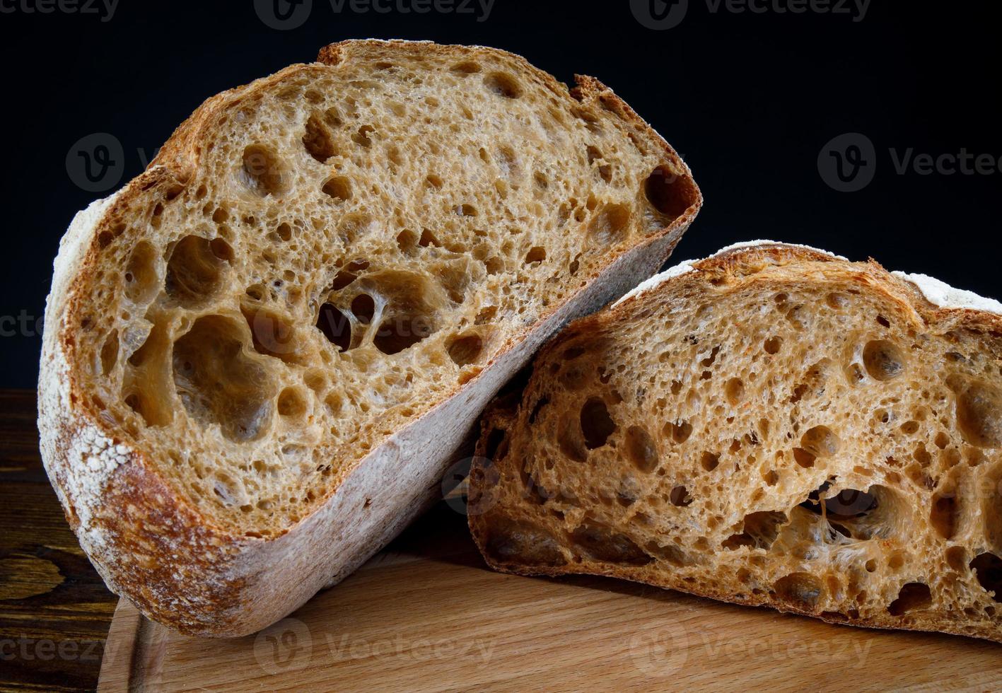 gesneden brood close-up. kunst brood. zuurdesembrood. foto