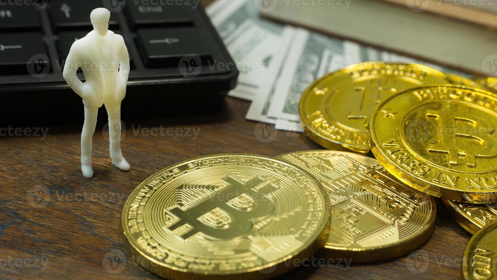 witte miniatuur en gouden munt bitcoin abstracte afbeelding close-up achtergrond. foto
