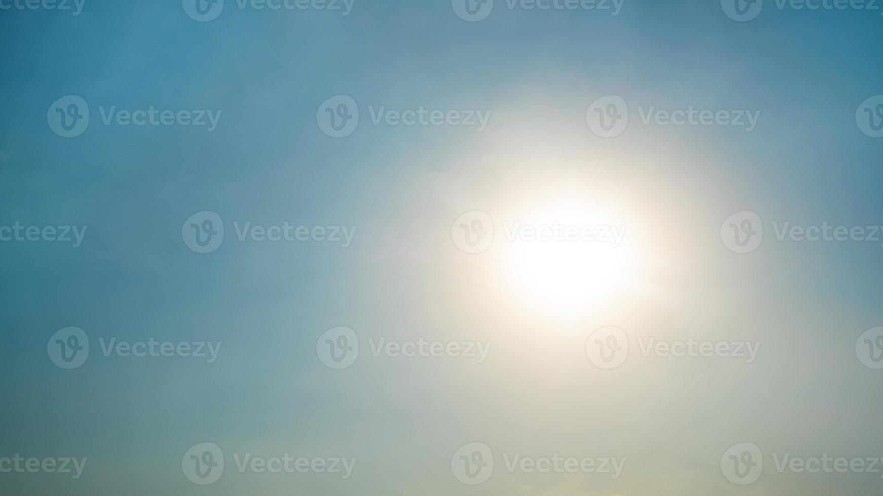 prachtige ondergaande zon en blauwe lucht met kopieerruimte foto