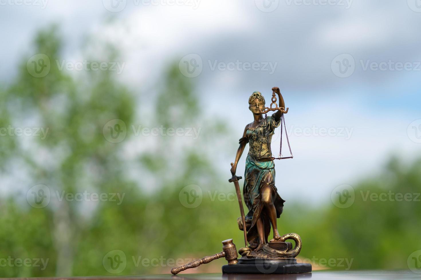 standbeeld van themis tegen de achtergrond van een natuur. symbool van gerechtigheid en recht, misdaad en straf. foto