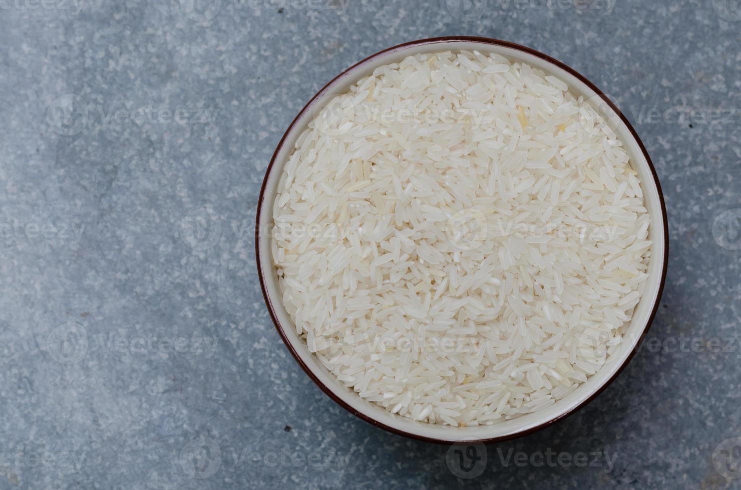 ongekookt rijst- in keramisch kom foto