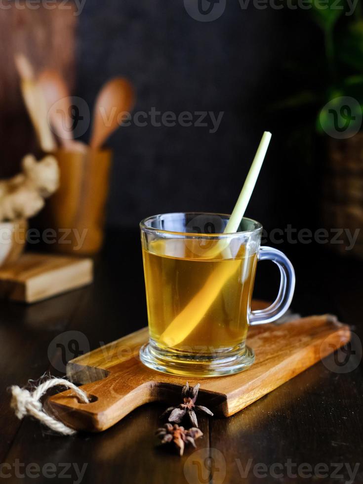 empon-empon, rimpang of jamu, Indonesisch traditioneel kruiden drankje, gemaakt van gember, kurkuma, en andere kruiden. foto