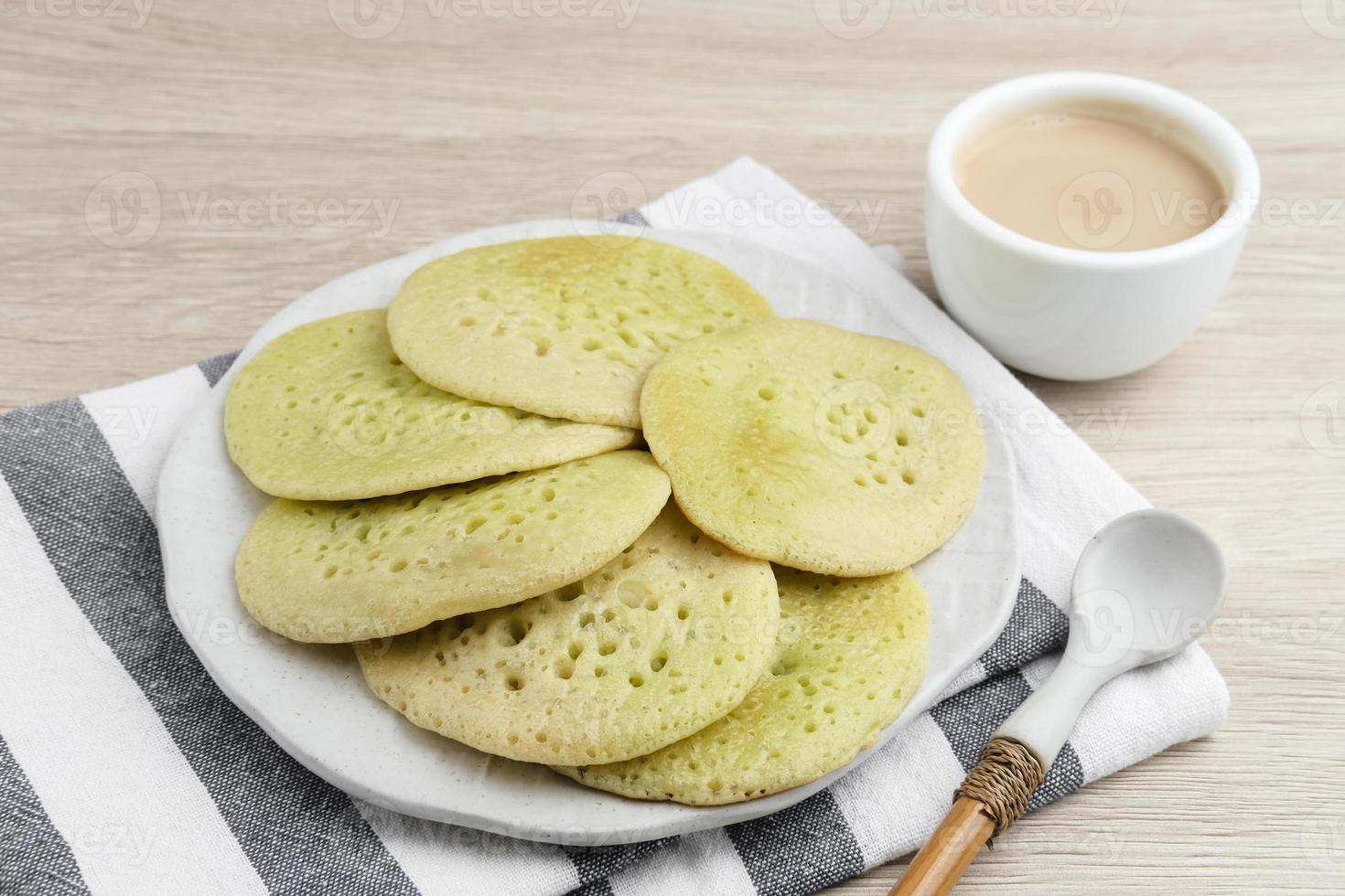 serabi of soerabi, Indonesisch pannenkoek gemaakt van meel, rijst- meel en kokosnoot melk. geserveerd met palm suiker saus. zoet en hartig. foto