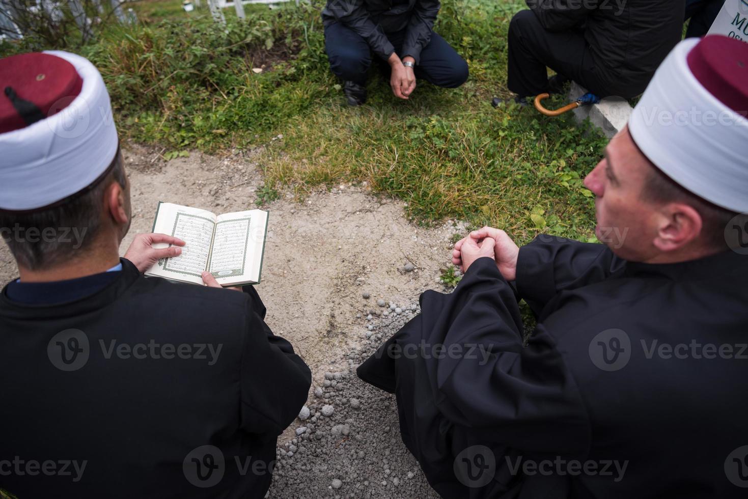 koran heilig boek lezing door imam Aan Islamitisch begrafenis foto