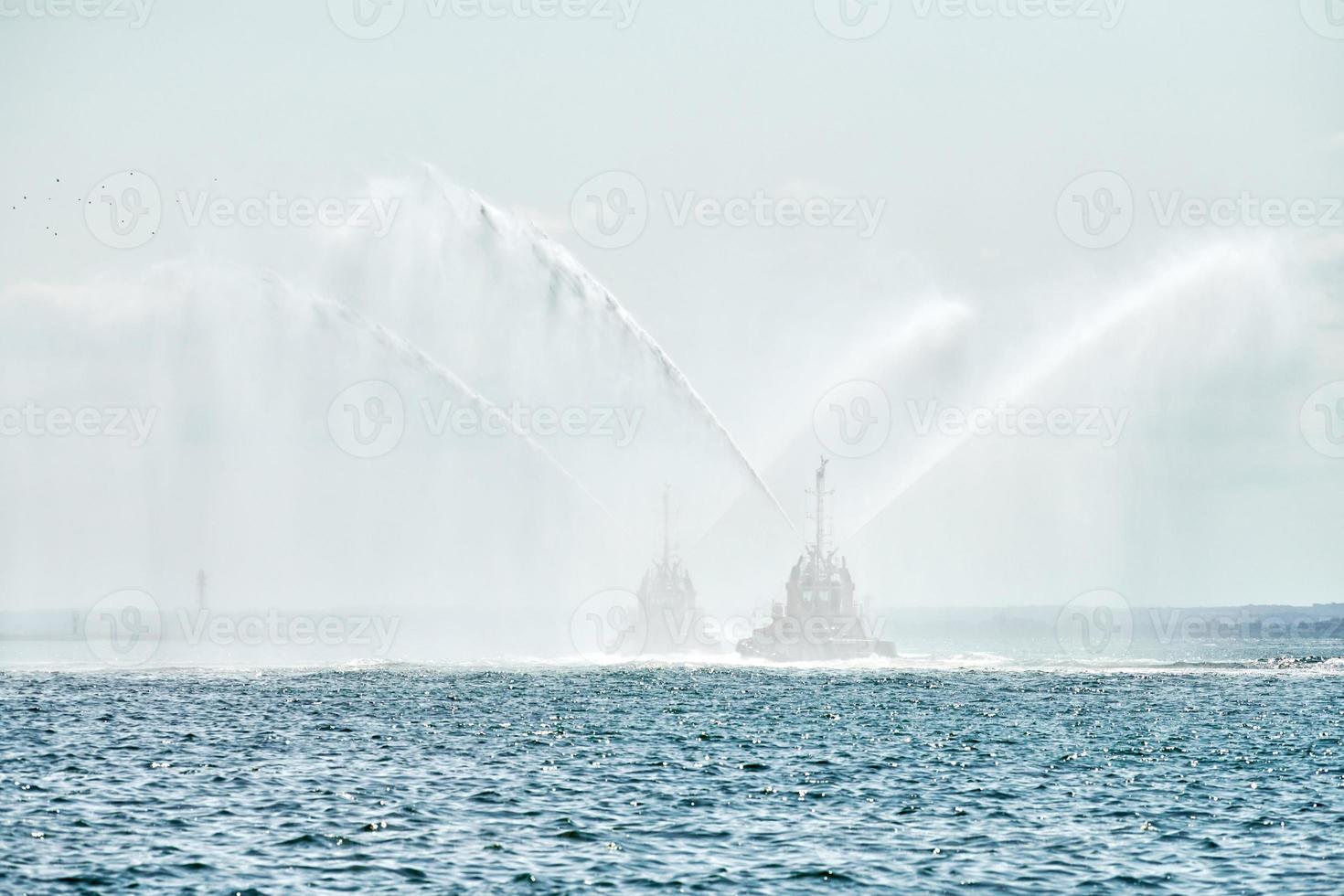 sleepboot boten sproeien stralen van water, demonstreren Brand blussen water kanonnen, brand boten sproeien schuim foto