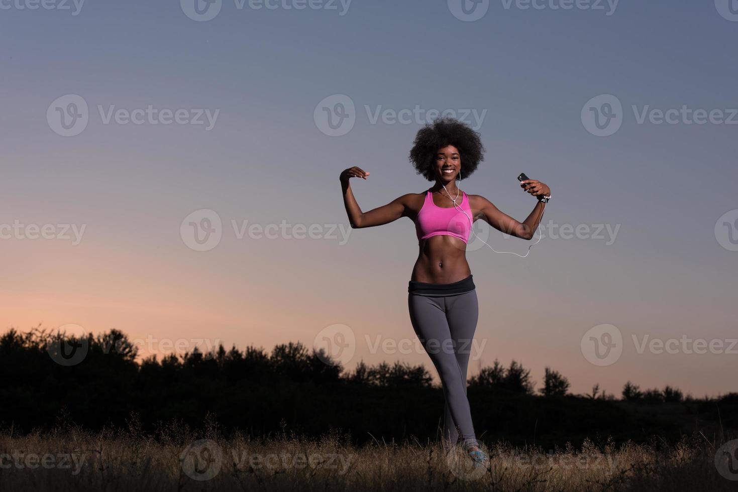 zwart vrouw is aan het doen uitrekken oefening ontspannende en warm omhoog foto