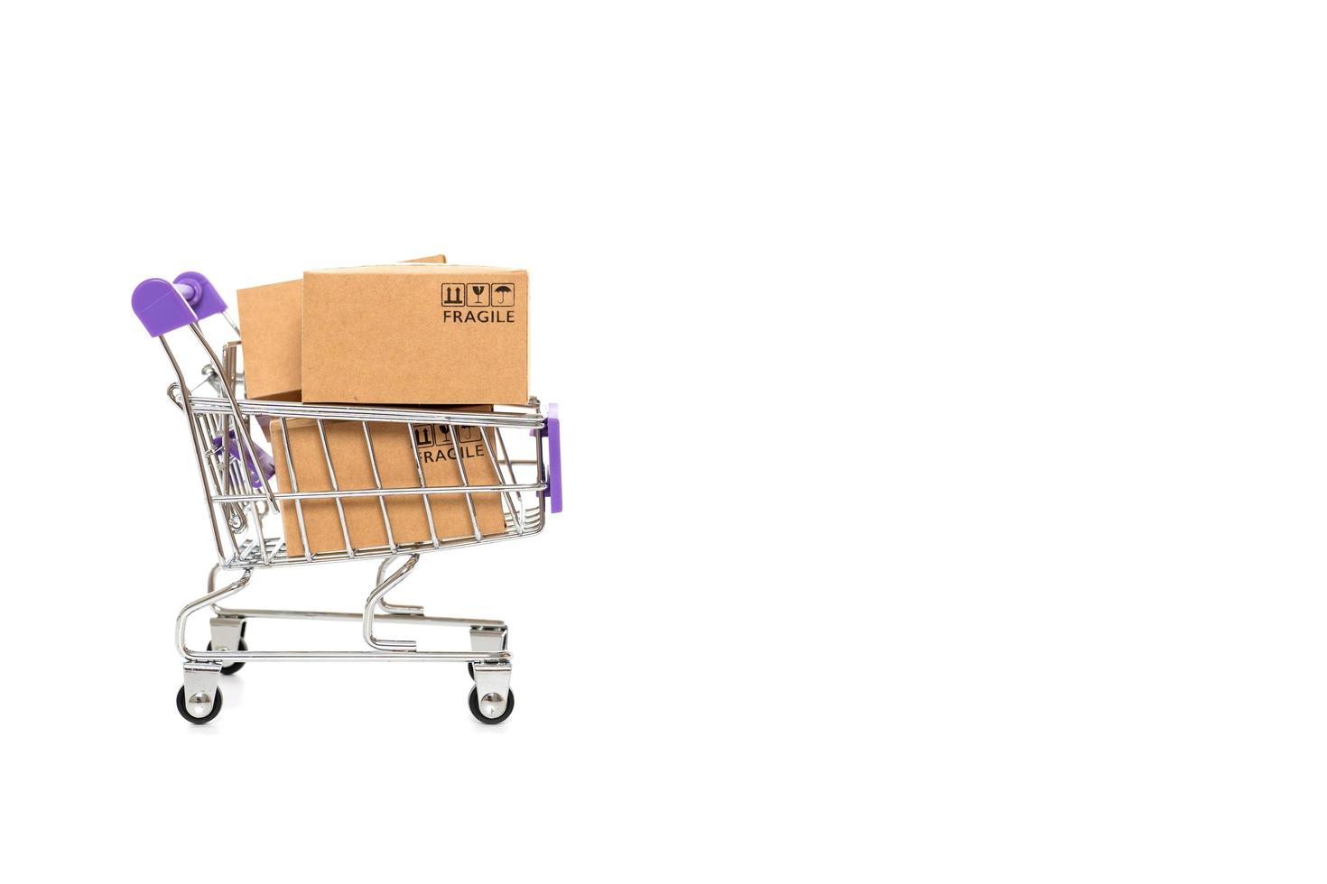 papier dozen in een trolley met kopie-ruimte Aan wit achtergrond, winkelen online concept foto