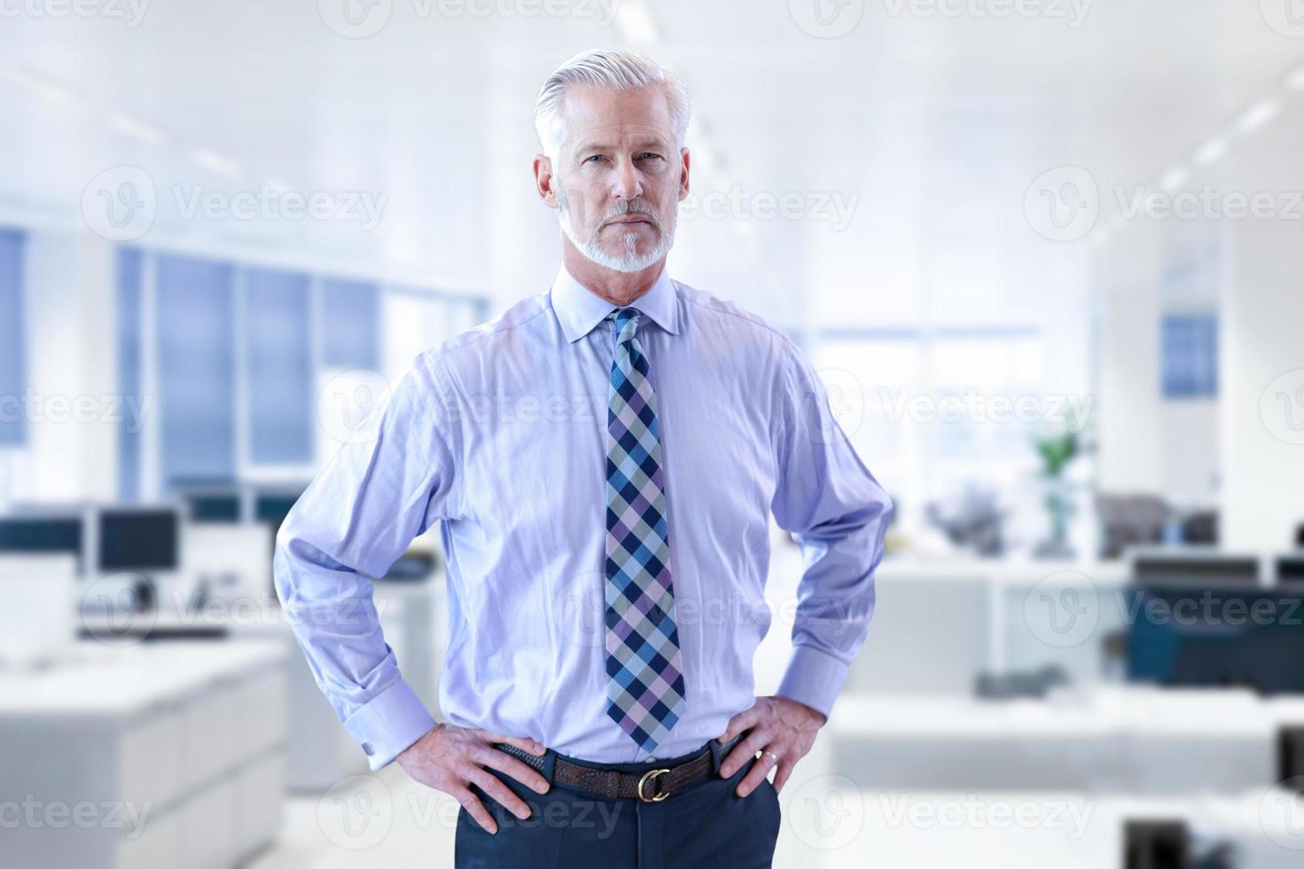 senior zakenman in zijn kantoor foto